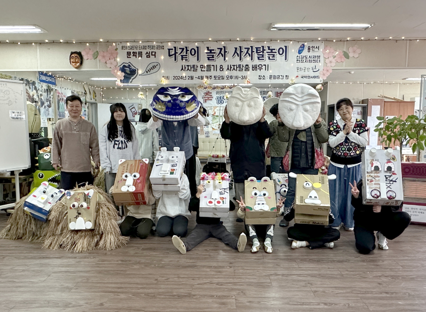3-3. 국악인사이드팀원들이 기념촬영을 하고 있다.jpg