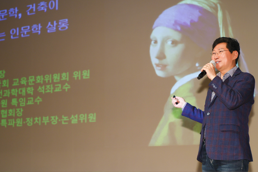 1-2. 25일 새마을의 날 기념식에서 이상일 용인특례시장이 새마을지도자를 대상으로 인문학 특강을 했다..jpg