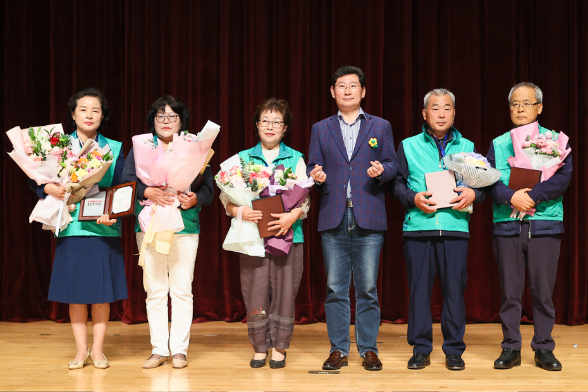 1-4. 25일 새마을의 날 기념식에서 이상일 용인특례시장이 수상자들과 기념촬영을 하고 있다..jpg