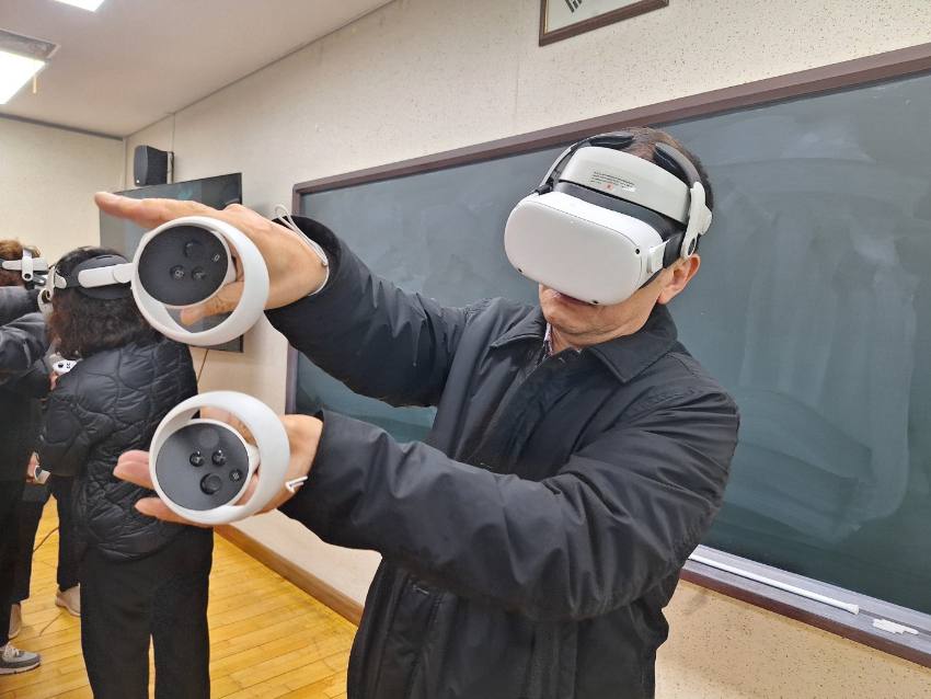 2-2. 용인특례시가 어르신 안전을 위해 VR을 활용한 가상 체험교육을 하고 있다.jpg