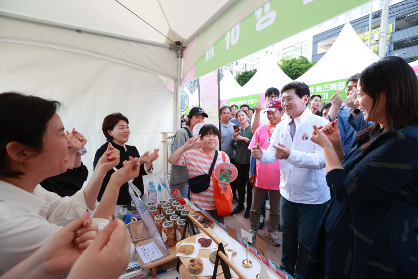 12-4. 이상일 용인특례시장이 27일 신갈오거리 거리축제에서 부스 참가자들과 인사를 나누고 있다.JPG