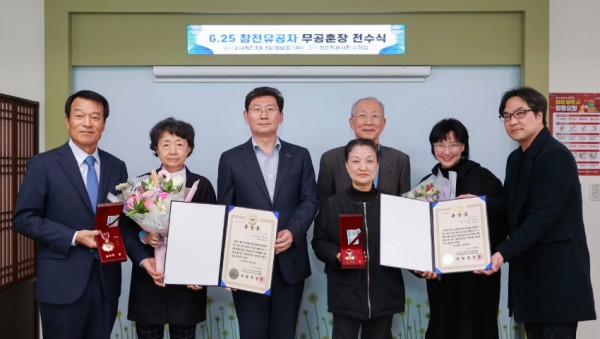 5. 지난 1일 용인특례시청 시장실에서 열린 6.25 무공훈장 전수식.jpg