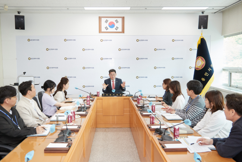 20240501 용인특례시의회 이진규 도시건설위원장, 정책지원관과 현안 사항 논의(3).jpg
