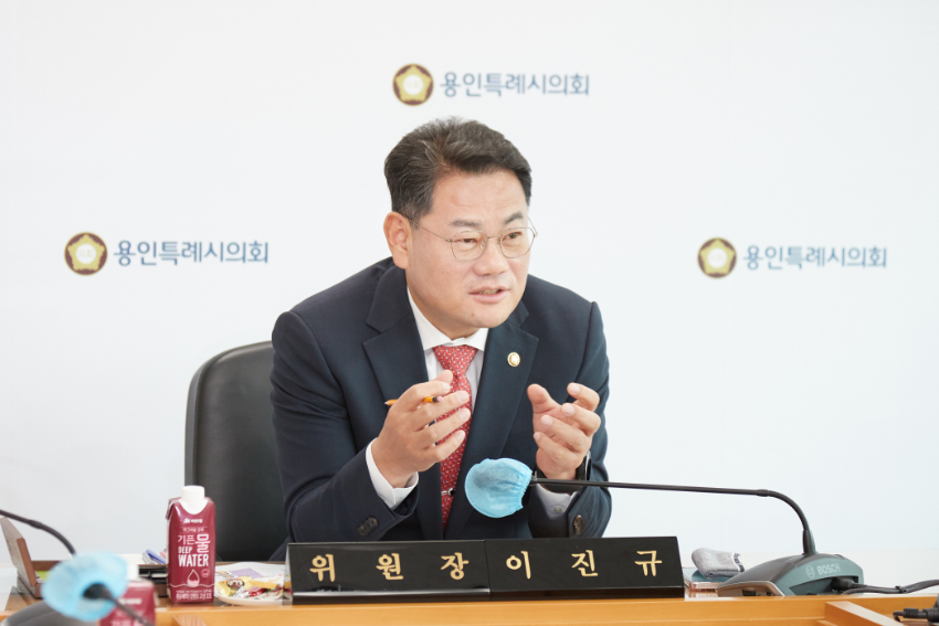 20240501 용인특례시의회 이진규 도시건설위원장, 정책지원관과 현안 사항 논의(4).jpg