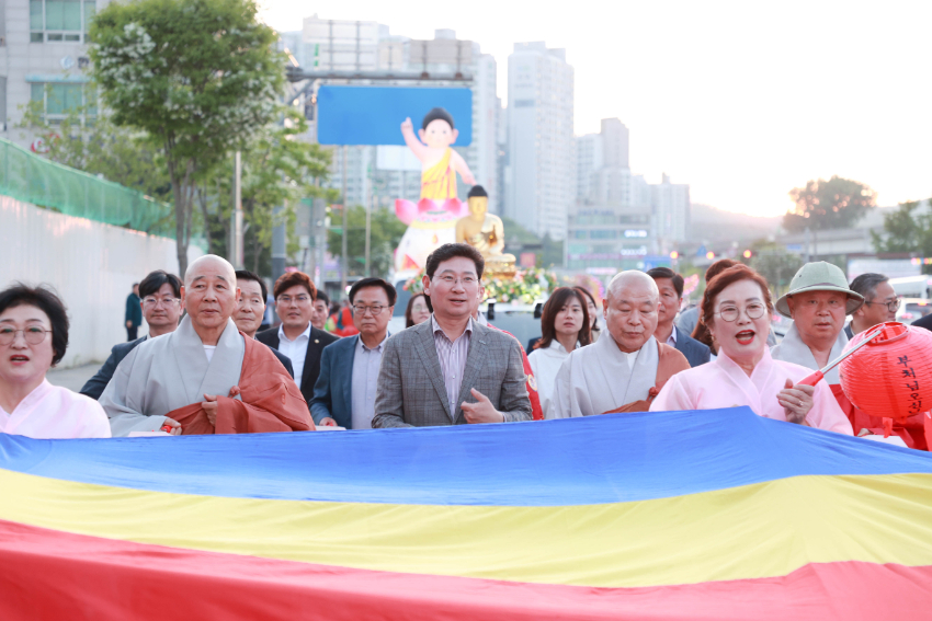 2-4. 지난 4일 용인특례시청에서 열린 '시민 연등축제'에 시민과 함께 행렬에 참가한 이상일 용인특례시장.JPG