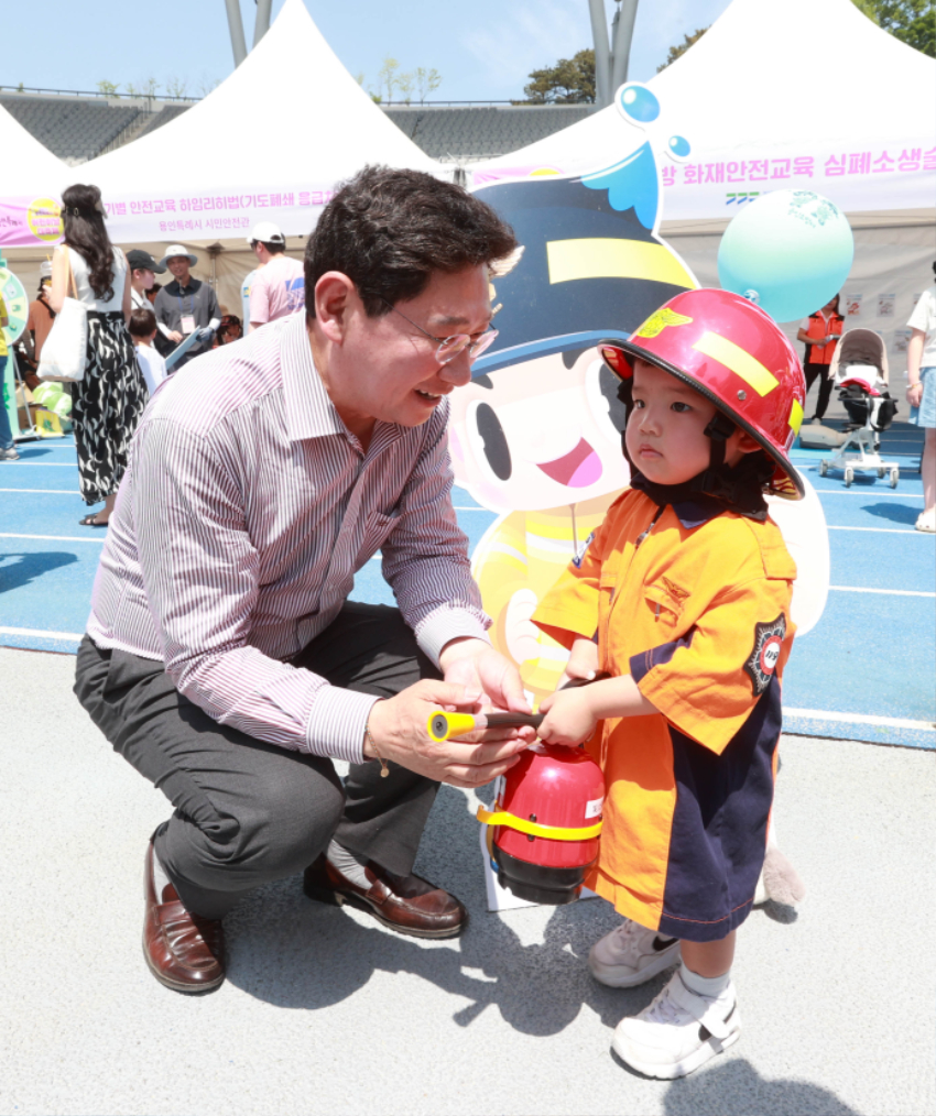 1-3. 지난 4일 용인미르스타디움에서 열린 '용인특례시 어린이날 대축제'에 참석한 이상일 용인특례시장.JPG