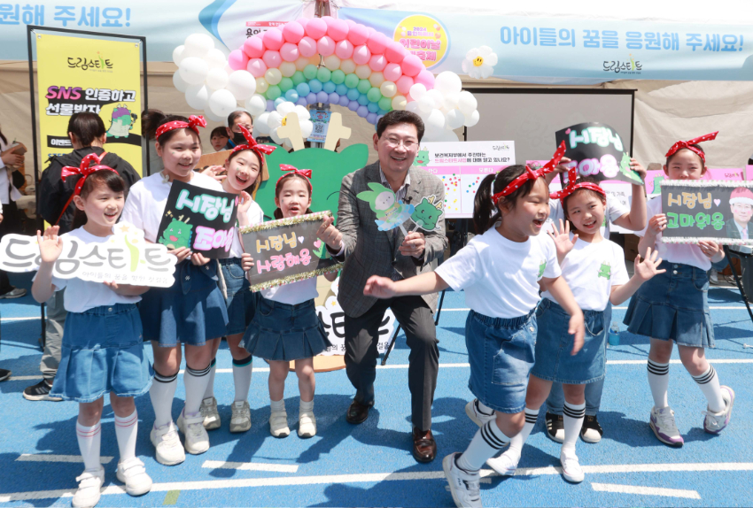 1-2. 지난 4일 용인미르스타디움에서 열린 '용인특례시 어린이날 대축제'에 참석한 이상일 용인특례시장.JPG