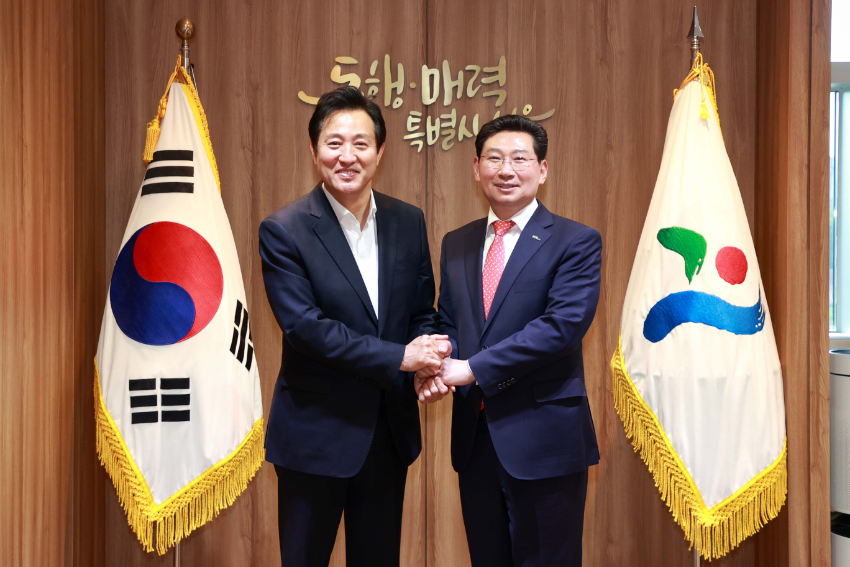 1-2. 2023년 5월 이상일 용인특례시장(우)이 오세훈 서울시장(좌) 간담회 후 기념촬영을 하고 있다.jpg