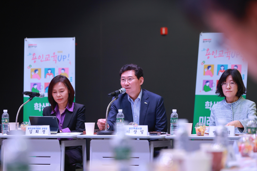 5-2. 이상일 용인특례시장이 지난 8일 '용인미디어센터'에서 지역 내 중학교 21곳의 교장과 간담회를 가졌다..jpg