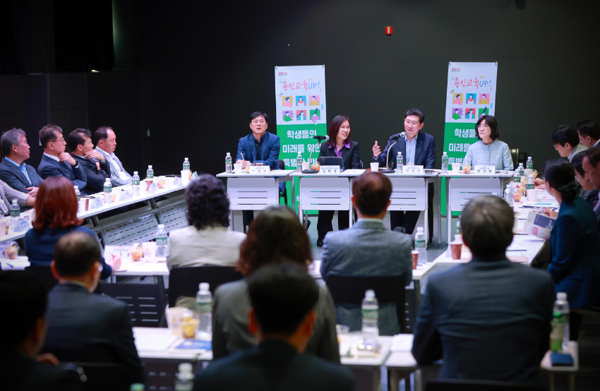 5-3. 이상일 용인특례시장이 지난 8일 '용인미디어센터'에서 지역 내 중학교 21곳의 교장과 간담회를 가졌다..jpg