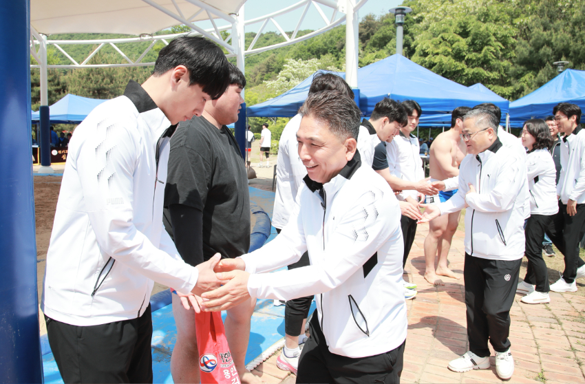 [사진2] 의원연구단체 Sports City Plus+ 회원들이 선수들을 만나 격려하고 있다.jpg