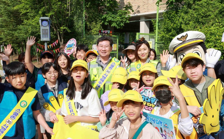 16-1. 이상일 용인특례시장이 9일 용인백현초등학교 앞에서 등굣길 안전지킴이로 깜짝 등장했다..JPG