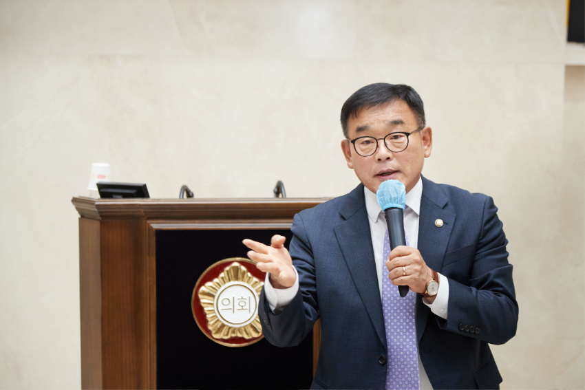 20240510 용인특례시의회 윤원균 의장, 의회 정책지원관과 소통간담회 개최(3).jpg