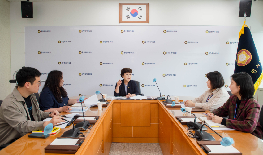 20240521 용인특례시의회 김상수 윤리특별위원장, 의회 정책지원관과 아동돌봄 정책 개선 및 활성화 방안 논의(2).jpg