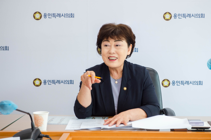 20240521 용인특례시의회 김상수 윤리특별위원장, 의회 정책지원관과 아동돌봄 정책 개선 및 활성화 방안 논의(3).jpg