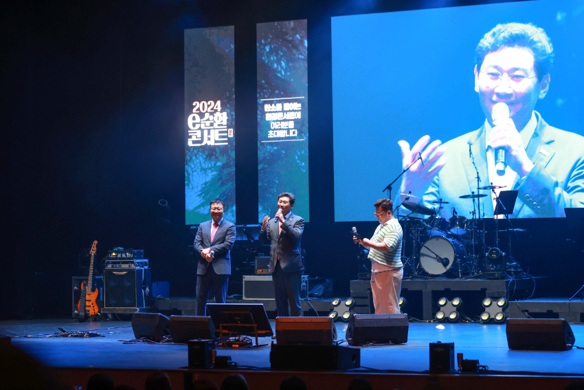 15-4. 폐가전재활용 촉진을 위한 E-순환콘서트 무대에 올라 시민들에게 인사말을 하고 있는 이상일 용인특례시장의 모습.JPG