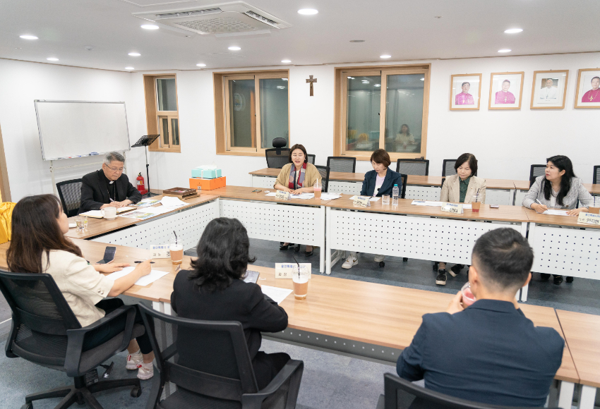20240524 의원연구단체 용인, 역사종교문화여행의 시작, 수원교구 이성효 리노 주교와의 만남 가져(2).jpg