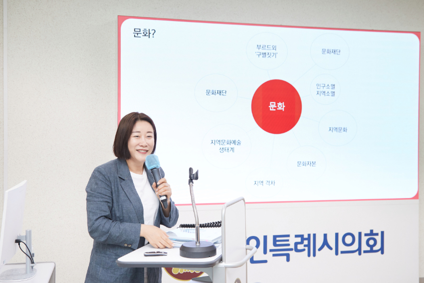 20240527 용인특례시의회 김희영 부의장, 다선의원-의회 정책지원관과 간담회 개최(4).jpg