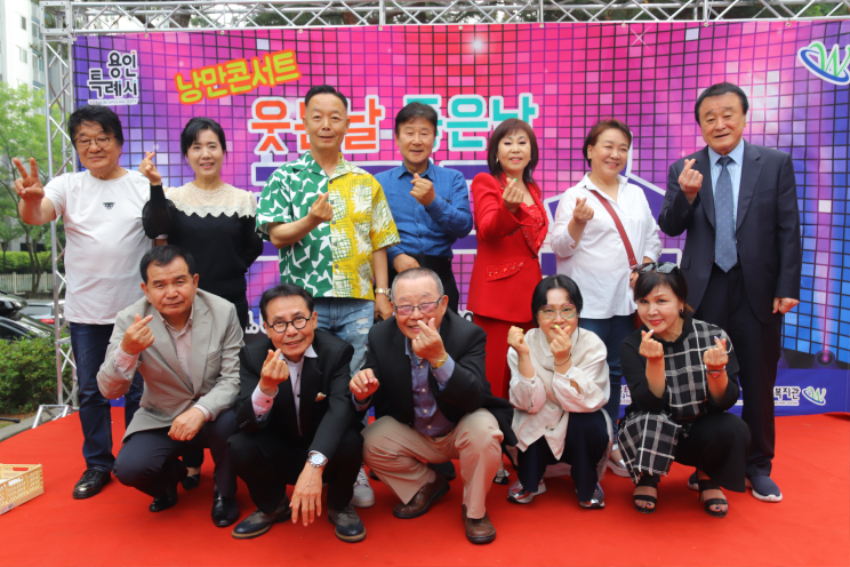 [사진]용인시기흥노인복지관, 낭만콘서트 웃는날 좋은날 코미디쇼 진행1 (1).JPG