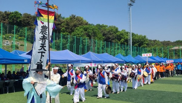 9-2. 지난 3일 백암레스피아에서 제10회 백암면민의 날 행사가 열렸다..jpg