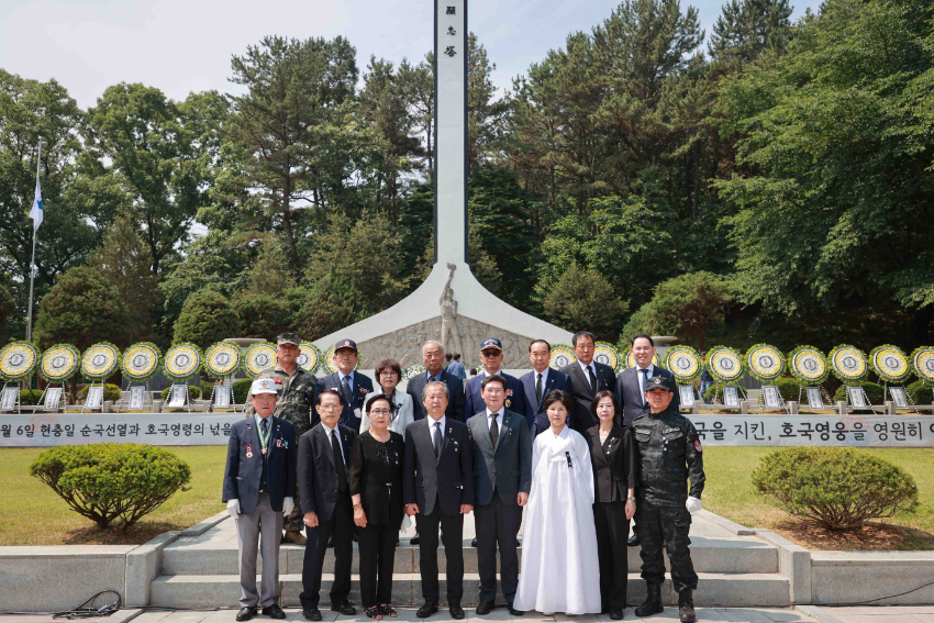 6-5. 제69회 현충일 추념식에 참석한 이상일 용인특례시장이 현충탑 앞에서 지역 보훈단체 및 안보단체장들과 기념촬영을 하고 있다..JPG