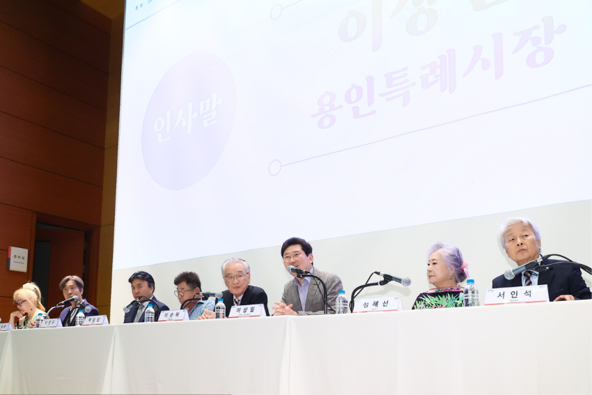 7-5. 11일 용인문화예술원 국제회의실에서 열린 제42회 대한민국연극제 용인 기자간담회에 참석한 이상일 용인특례시장과 이순재 명예대회장, 홍보대사로 참여한 배우들의 모습.jpg