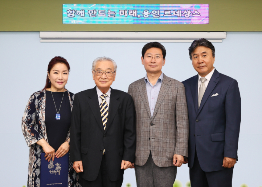 1-3. 11일 용인특례시청 시장실에서 열린 제42회 대한민국연극제 용인 홍보대사 위촉식 참석자들의 모습. (왼쪽부터 배우 이태원, 이순재 명예대회장, 이상일 용인특례시장, 박영규 배우).jpg
