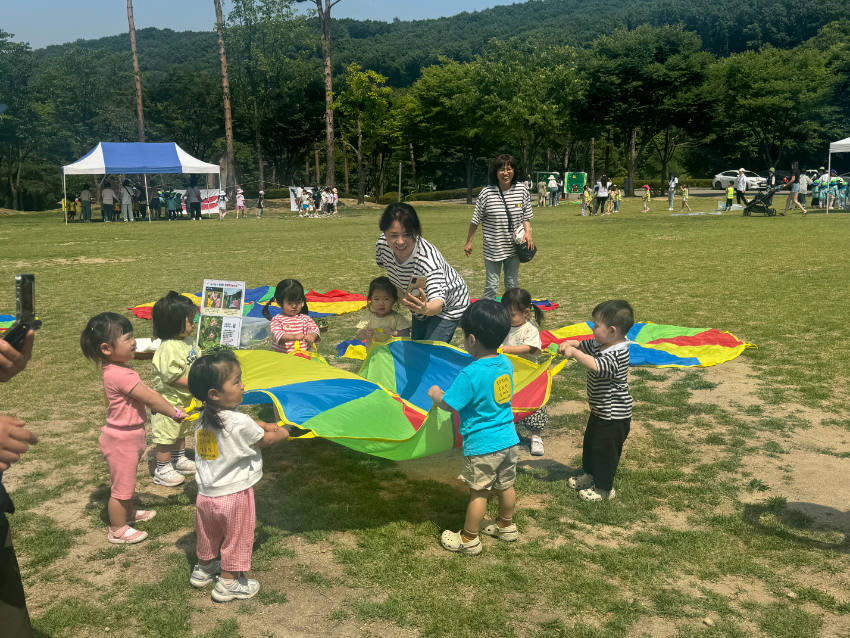 10-2. 20일 용인자연휴양림에서 열린 유아숲 특별 프로그램 숲속의 물놀이터에 참여한 어린이들이 체험 놀이 프로그램을 즐기고 있는 모습.JPG