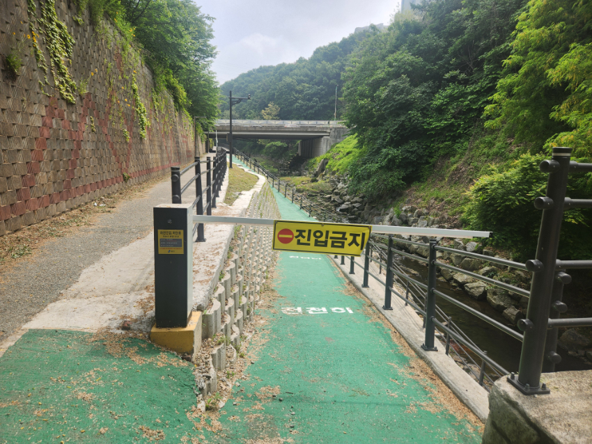 1-4. 용인특례시가 집중호우에 대비해 기흥구 청덕동 발안공천 자동차단시설 작동 상태를 점검했다.jpg