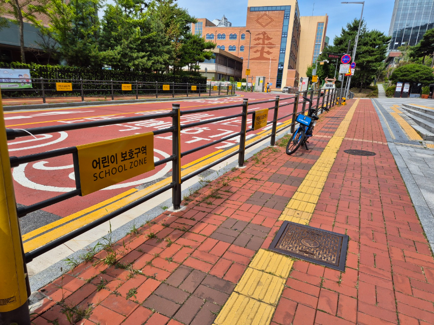 6_4. 기흥구 상현3동이 어린이 보호구역에 안전펜스를 새로 설치하고 노후된 펜스를 교체했다..jpg