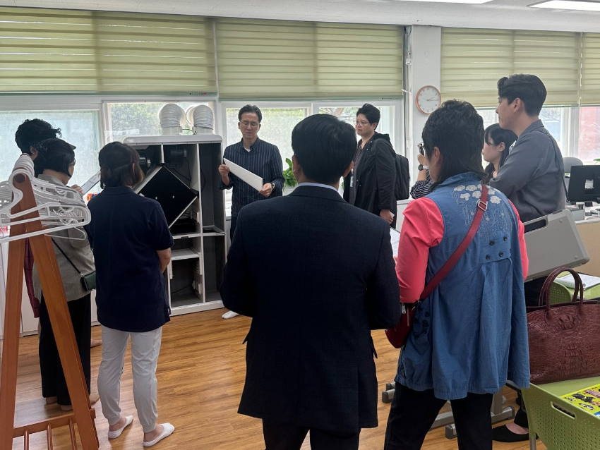 240710_경기도교육청__시민감사관과_함께_′학교_미세먼지_대응_강화사업′_성과감사_시행(감사관)_2024년_상반기_성과감사_현장사진2.jpg
