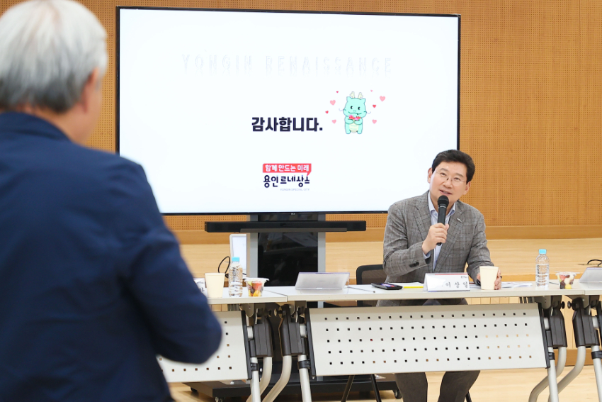 6-4. 이상일 용인특례시장이 17일 남사읍 주민과 가진 소통간담회에서 참석자에게 질문을 받고 있다..jpg