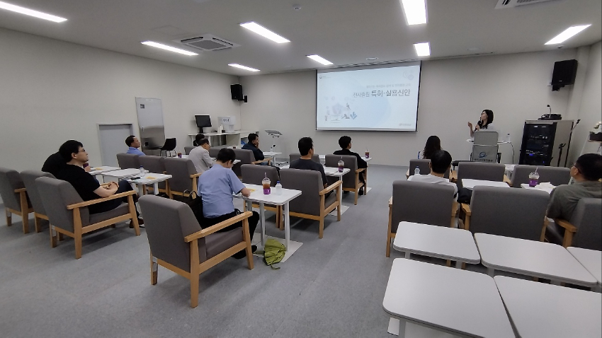 (사진2) 소공인들이 전자출원 특허_ 실용신안에 대한 특강을 듣고 있다.jpg