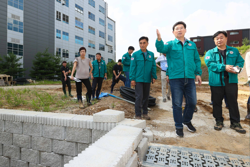 10-3. 이상일 용인특례시장이 집중호우로 인해 사면이 붕괴하고 토사가 유출된 기흥구 중동 공사현장을 방문해 대책 마련을 주문하고 있다..jpg