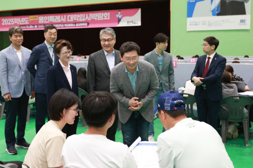 4-1. 이상일 용인특례시장이 20일 2025학년도 수시 대비 대학입시박람회장을 찾은 수험생과 학부모를 격려하고있다..JPG