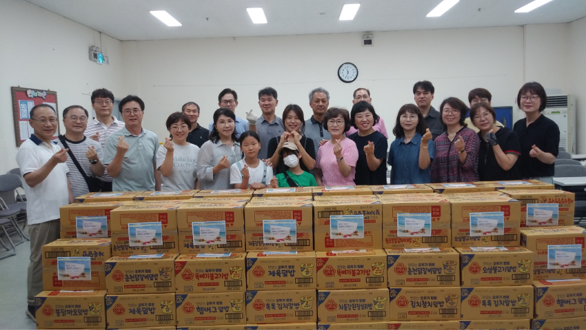 5_1. 기흥구 영덕1동 수원영은교회 봉사동아리 '영덕동마을쟁이'가 저소득 청소년에게 컵밥 등 대용식품을 전달했다..JPG