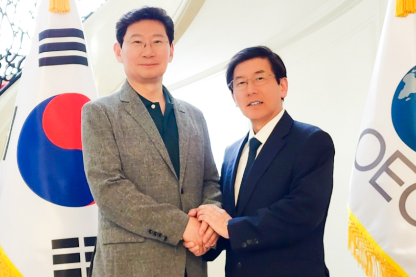 9-3. 이상일 용인특례시장은 8일(현지 시각) 오후 경제협력개발기구 한국 대표부를 방문해 최상대 대사와 환담을 나눴다..jpg