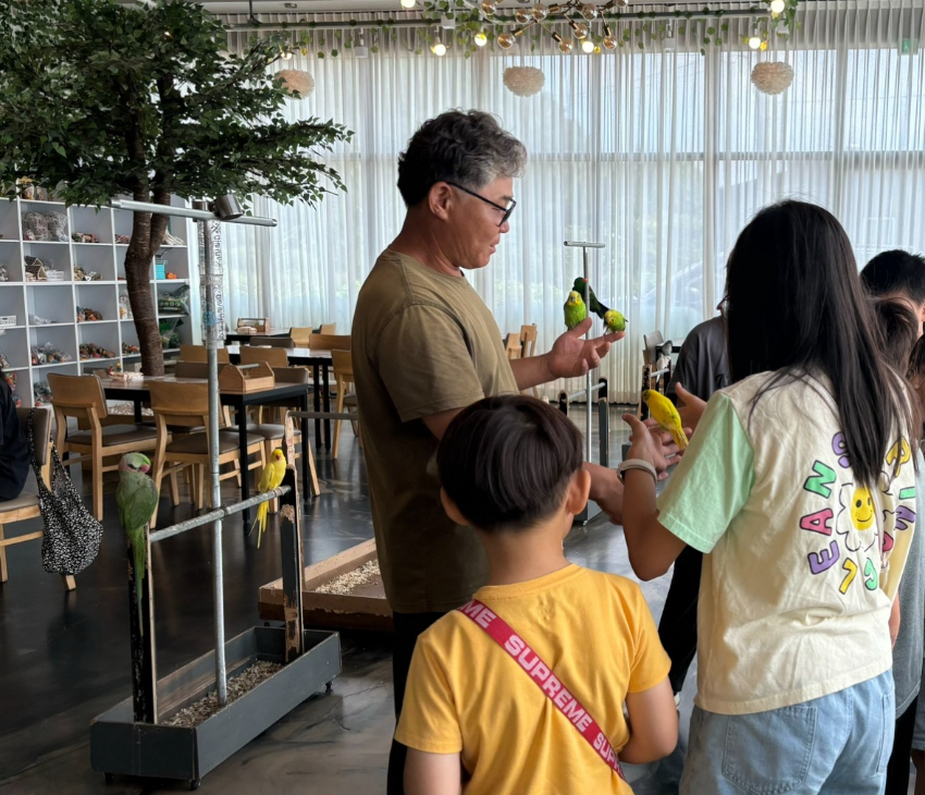 6-2. 용인특례시 처인구 동부동 지역사회보장협의체는 리프패럿의 후원을 받아 앵무새야 날 따라해봐 행사를 진행했다..jpg