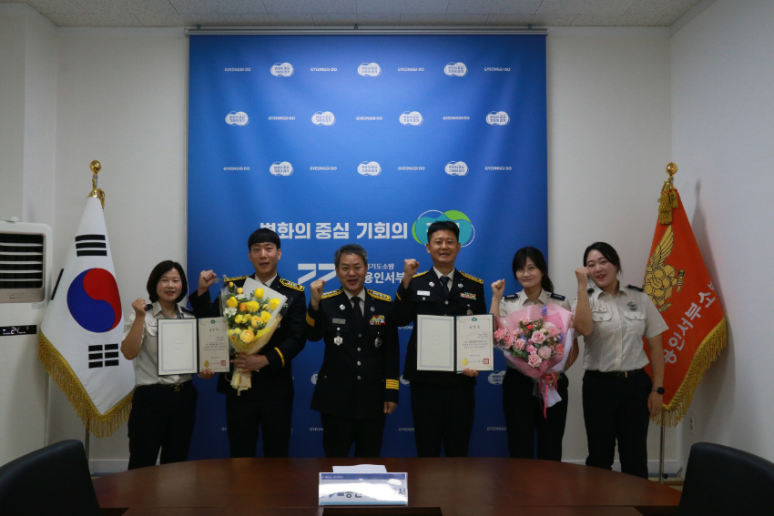 사진(좌 소방교 김종민, 장재구 용인서부소방서장, 우 김경덕 소방장).JPG
