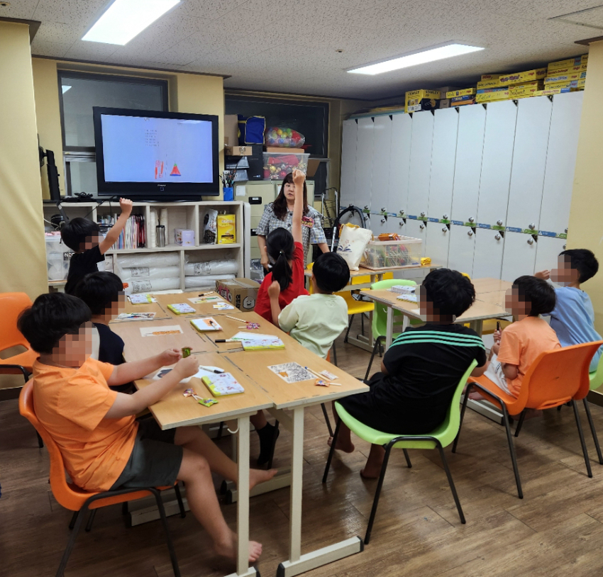 3. 용인특례시 수지구 지역아동센터 아동들이 상현도서관 도서관 함께 책 읽기 프로그램에 참여하고 있다.jpg