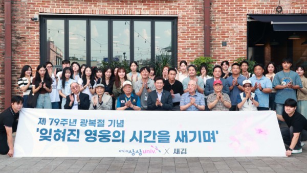 5-3. 이상일 용인특례시장이 단국대학교 학생들로 구성된 프로젝트 그룹 새김의 초청을 받아 참석한 행사에서 기념촬영을 하고 있다..jpg