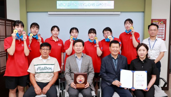 6-2. 16일 용인특례시 직장운동경기부 볼링팀의 우승 트로피 봉납식이 시청 시장실에서 열렸다..JPG