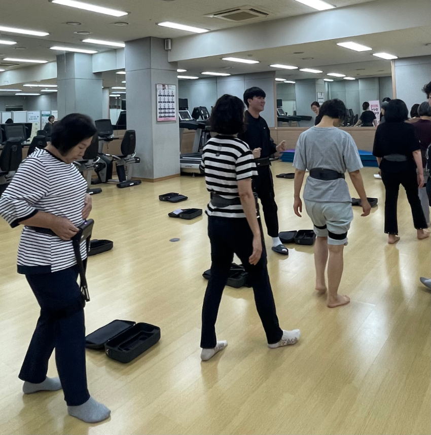 3. 보행보조로봇을 활용한 수지구보건소 건강증진 프로그램에 참여하고 있는 시민들의 모습.jpg