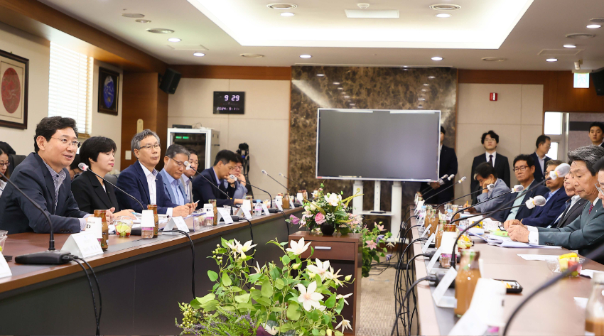 1-3. 특강을 마친 이상일 용인특례시장은 지역 내 기업인들과 간담회를 가졌다..jpeg