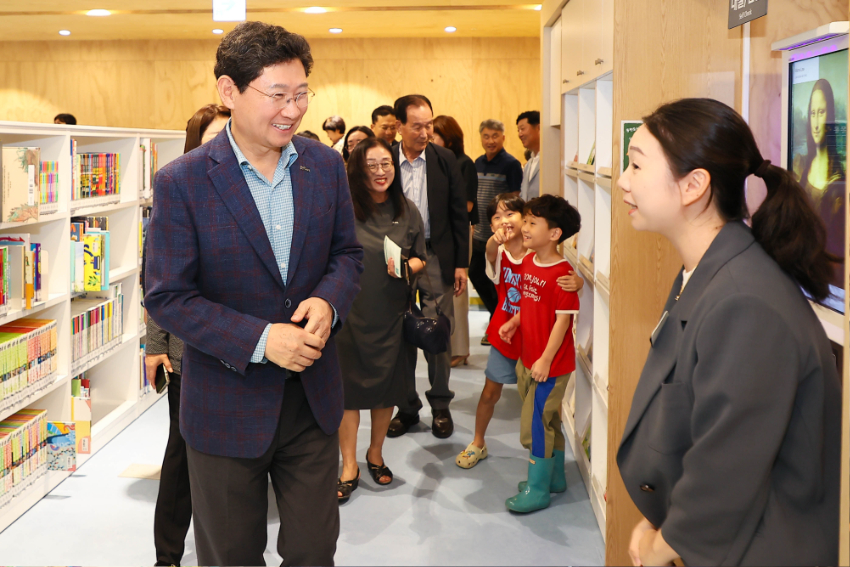 8-3. 이상일 용인특례시장이 12일 동천도서관 시설을 살펴보고 있다.jpg