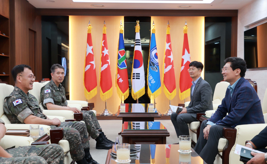 9-2. 이상일 용인특례시장이 12일 지상작전사령부를 방문해 강호필 지상작전사령관 직무대리 등 관계자를 만나 이야기를 나눴다..jpg