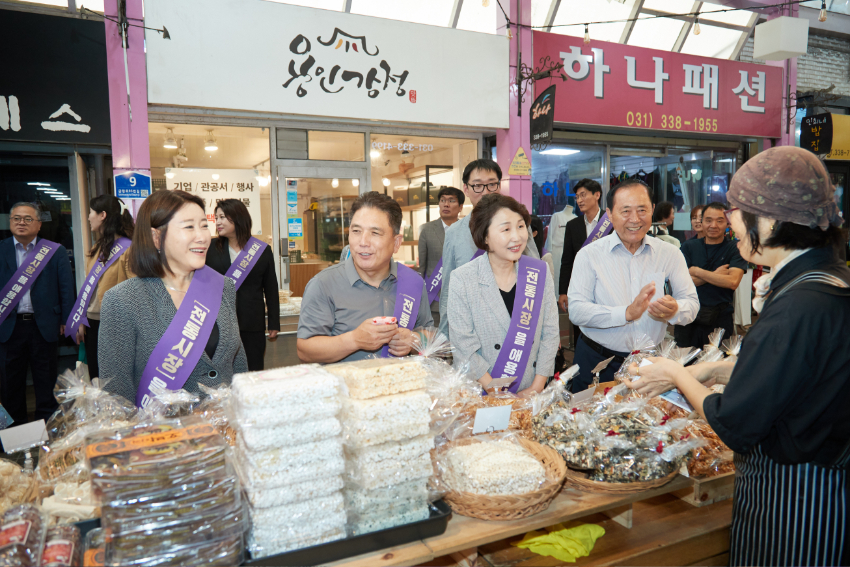 용인특례시의회, 추석맞이 전통시장 장보기 및 사회복지시설 물품 전달 (2).jpg