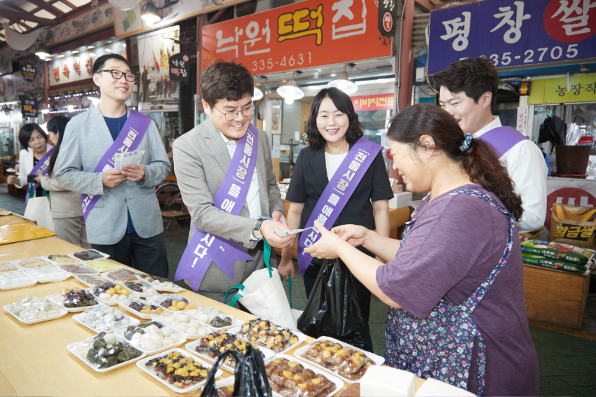 용인특례시의회, 추석맞이 전통시장 장보기 및 사회복지시설 물품 전달 (3).jpg