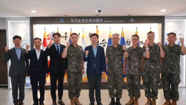 9-1. 이상일 용인특례시장이 12일 동원전력사령부를 방문해 군 관계자들을 격려했다..jpg
