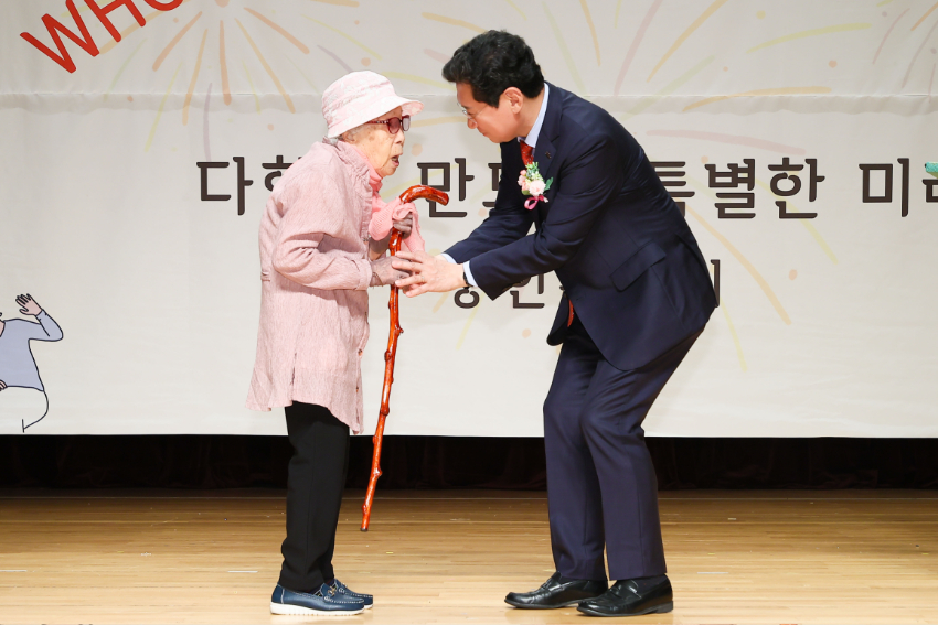 10-3. 이상일 용인특례시장은 1일 노인의 날 기념식에서 100세 방분선 어르신에게 건강과 장수 기원하는 청려장과 은수저 세트를 전했다..jpg